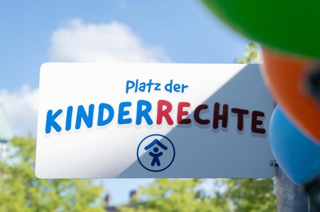 Schild mit Platz der Kinderrechte.