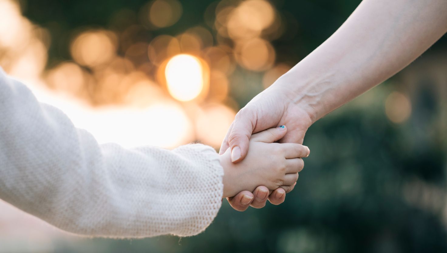 Hände Mutter und Kind.