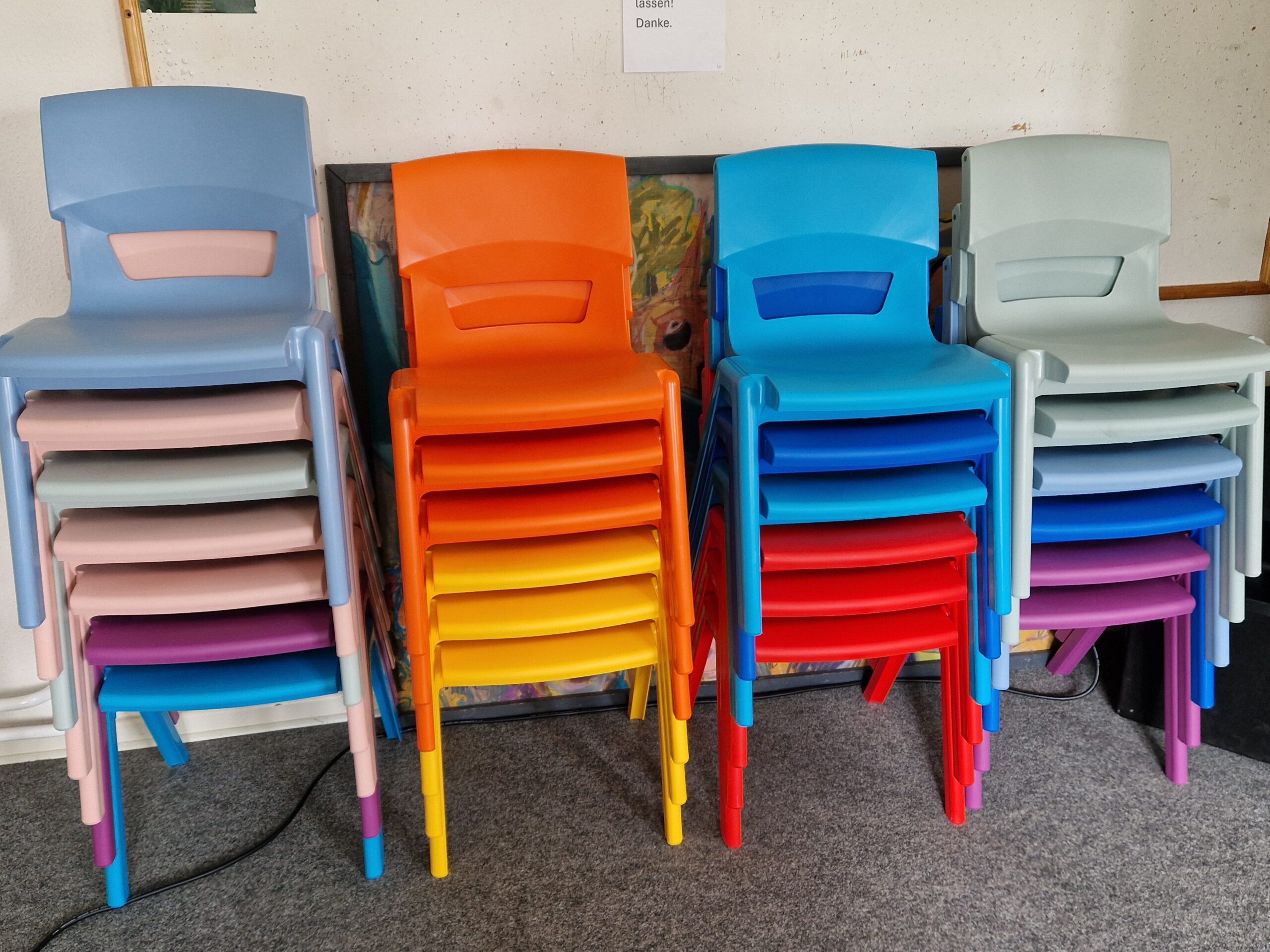 Stühle für die Musikschule.